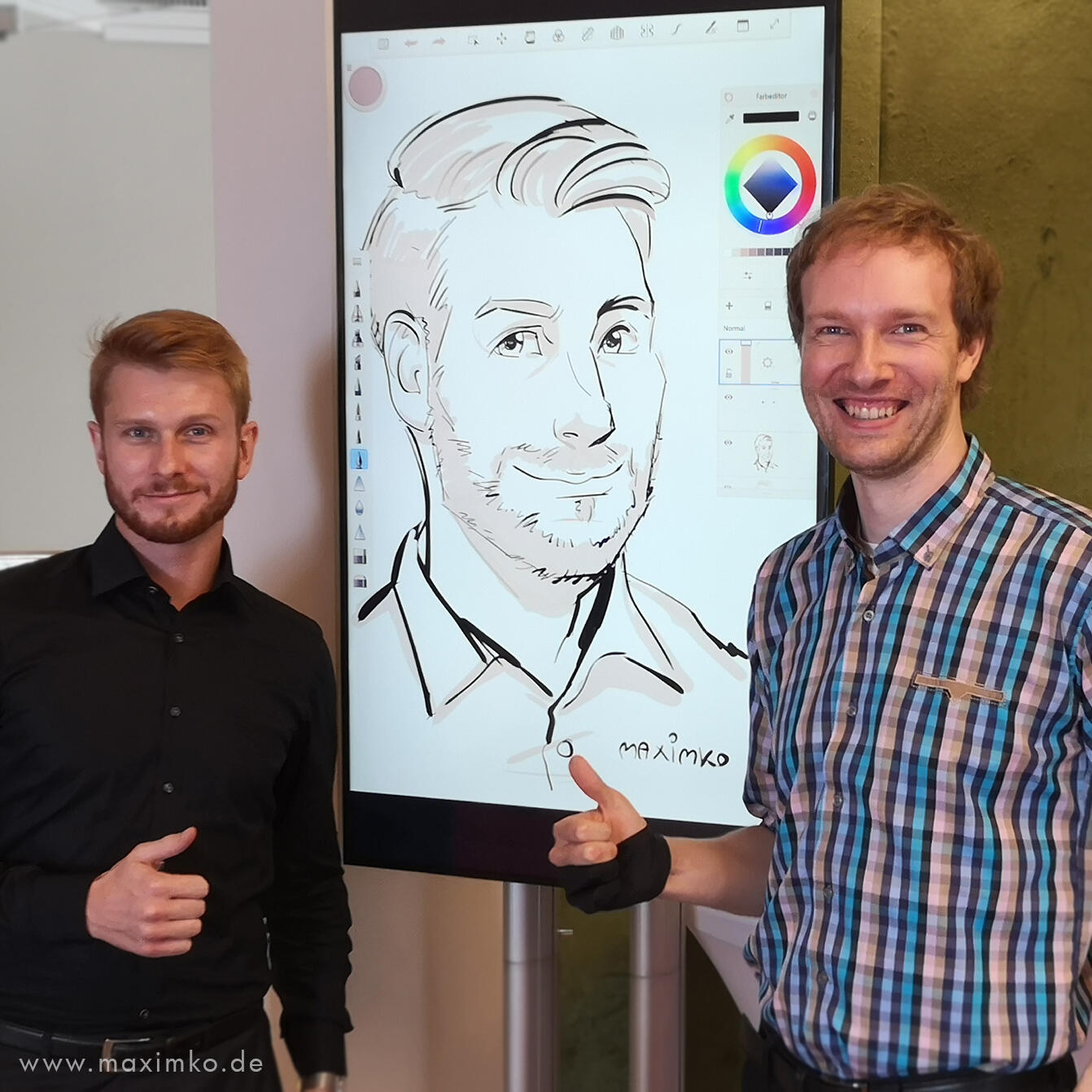イベント会場でiPad Proを使い、リアルタイムでデジタル似顔絵を描くプロの似顔絵師マキシム。