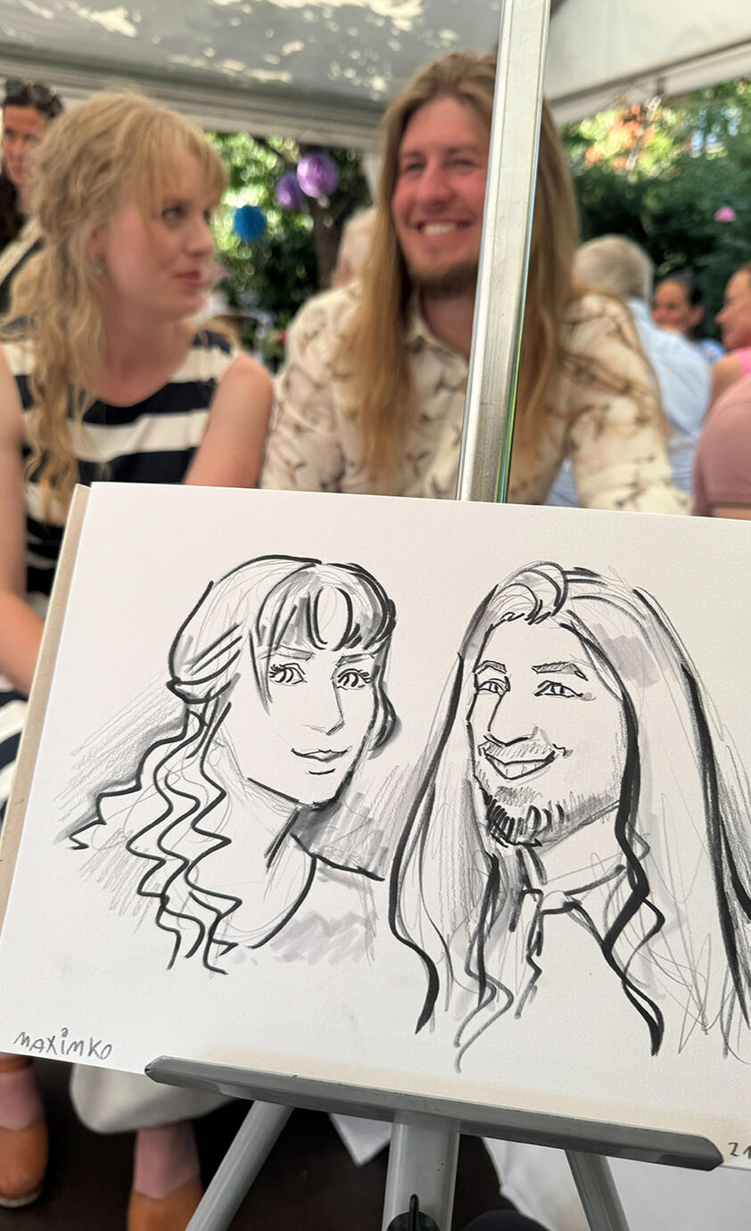 結婚披露宴での手描き似顔絵。墨と鉛筆を組み合わせたA4サイズのカップル似顔絵。マキシム・シモネンコ作。